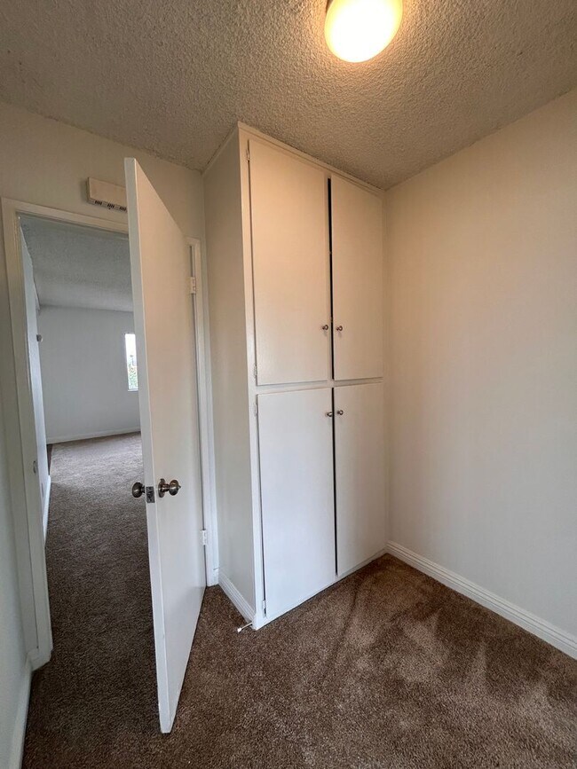 Building Photo - 220 W Hillcrest Blvd