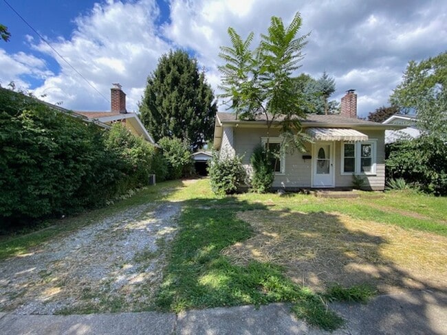 Building Photo - Sunny North Hill Bungalow • Hardwood Floor...