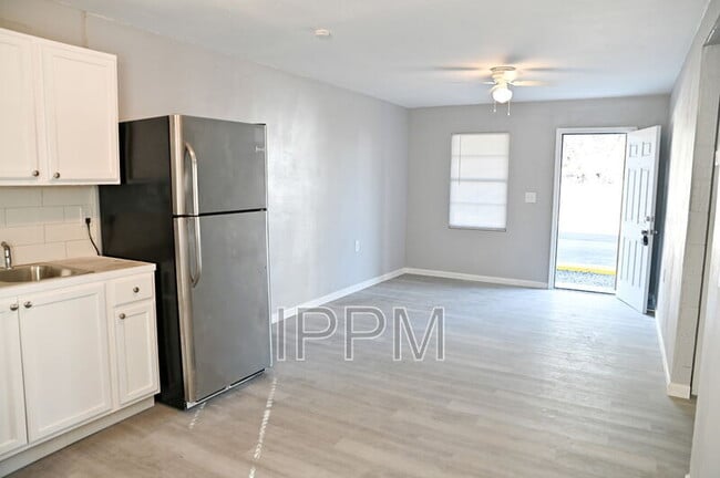 Building Photo - 1141 W Acacia Ave