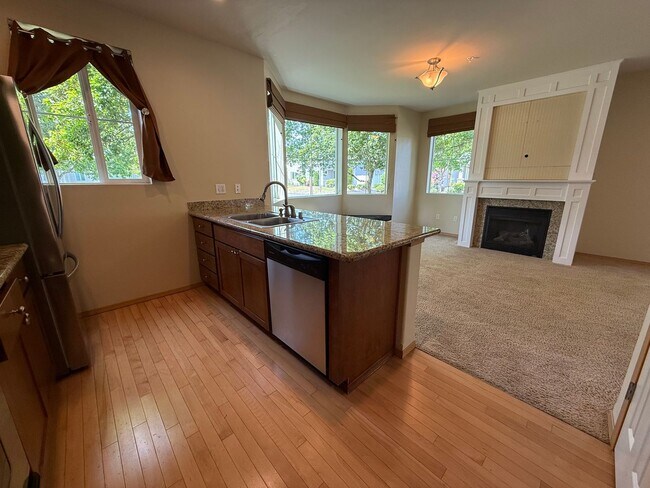 Building Photo - 3 Bedroom 2.5 Bath DuPont Townhome