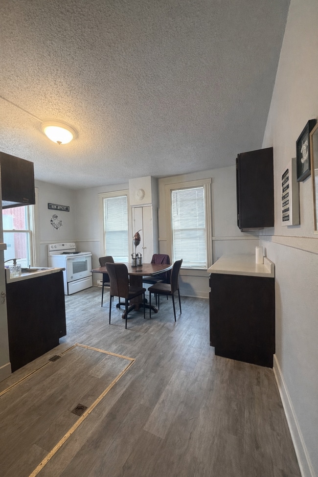 Building Photo - 907 Forest St