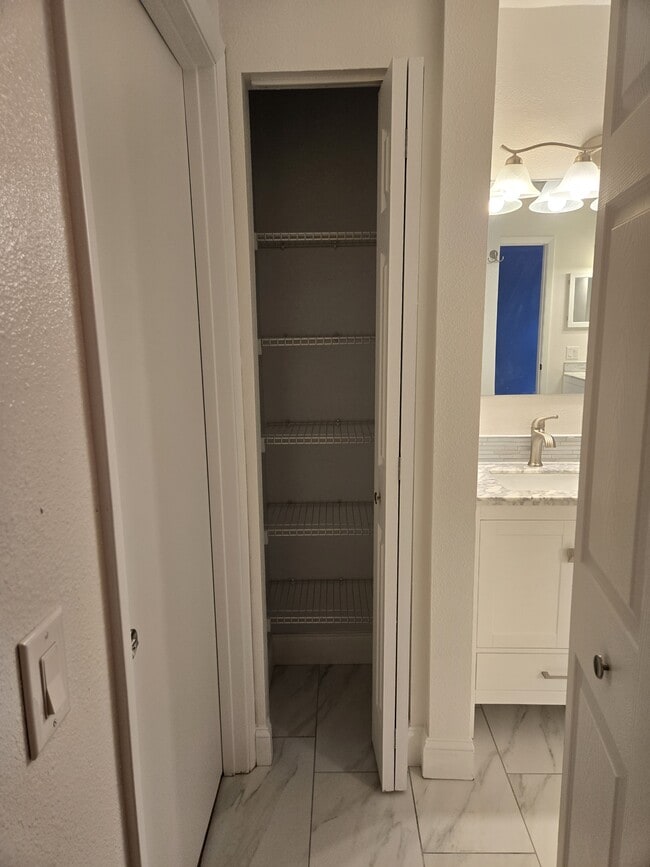 Building Photo - 3080 Fox Ln