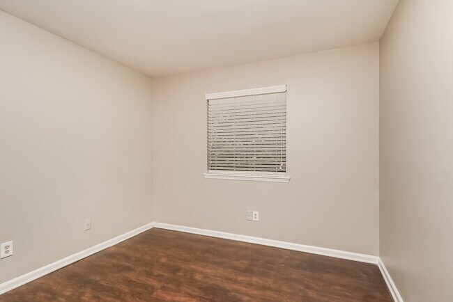 Building Photo - 978 Mainstreet Lake Dr