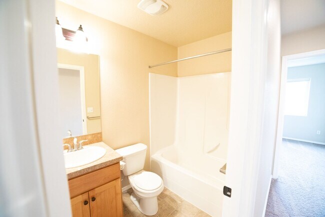 Building Photo - Newer Construction Townhome in Canby