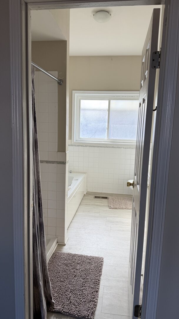 Building Photo - 1615 W Lawrence Ave