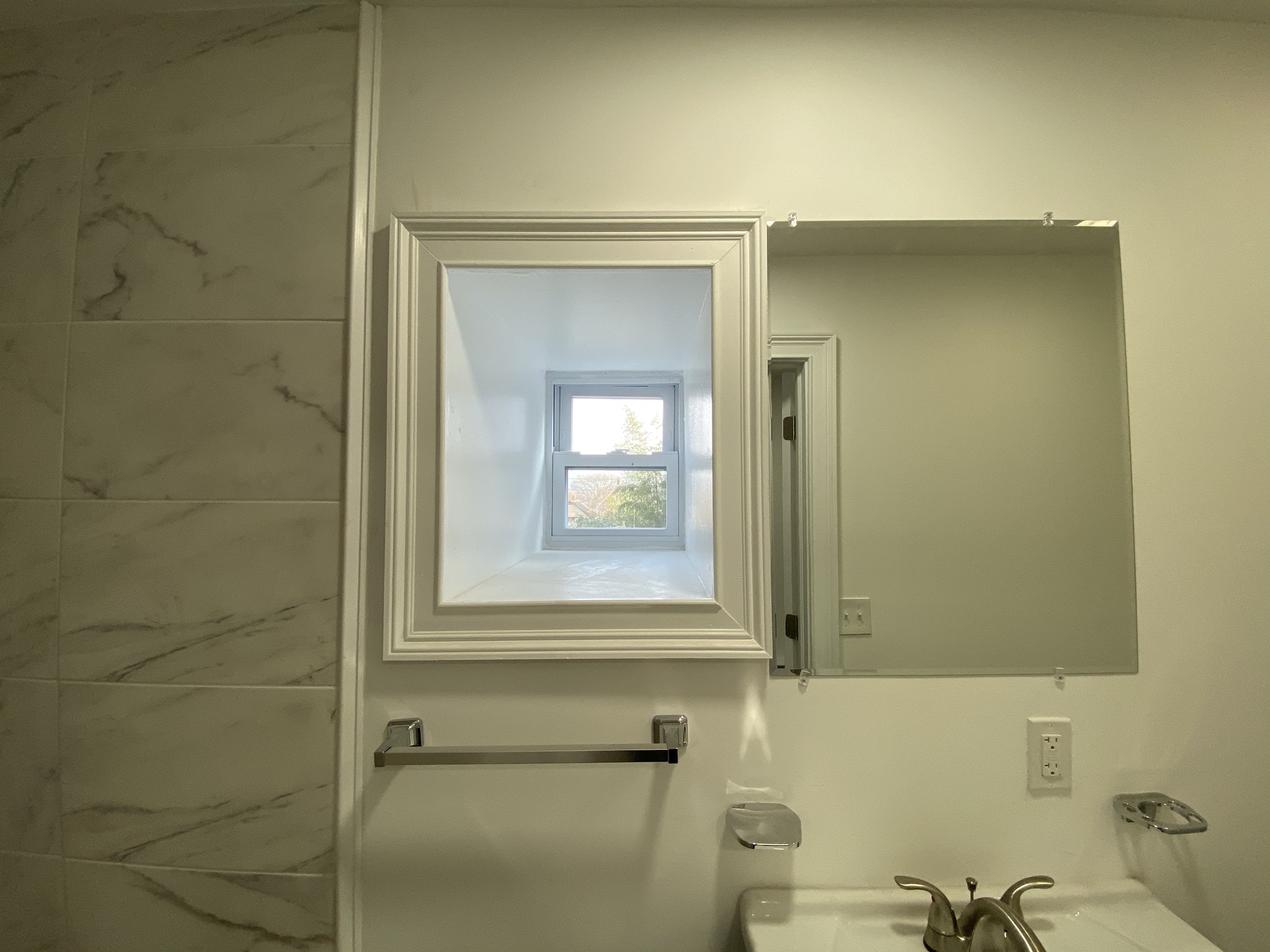 Building Photo - 301 Lilac Ln