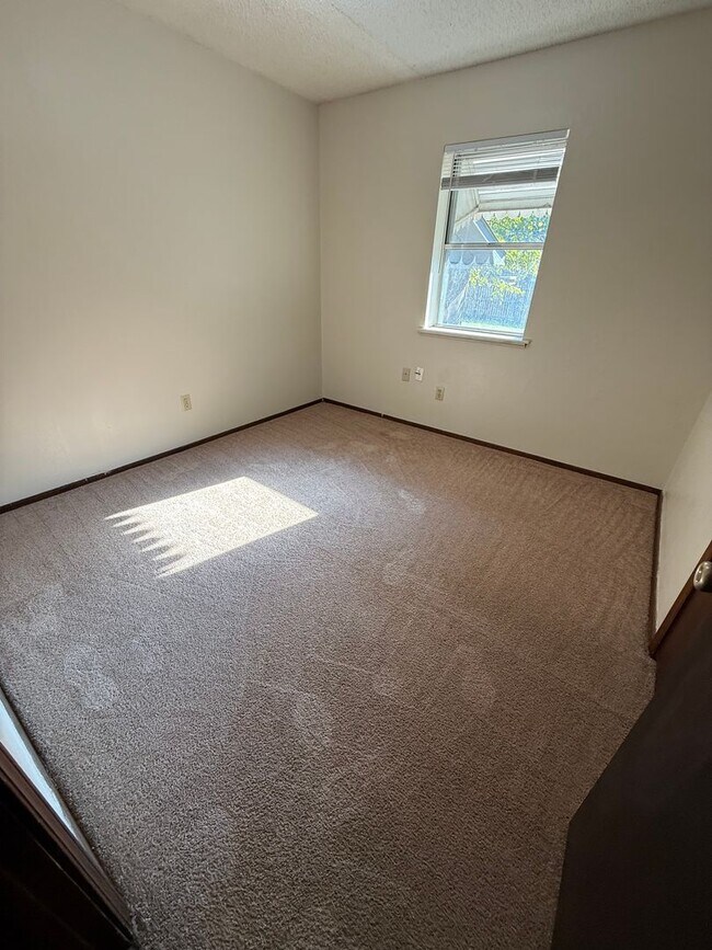 Building Photo - 3 Bed 1.5 Bath House