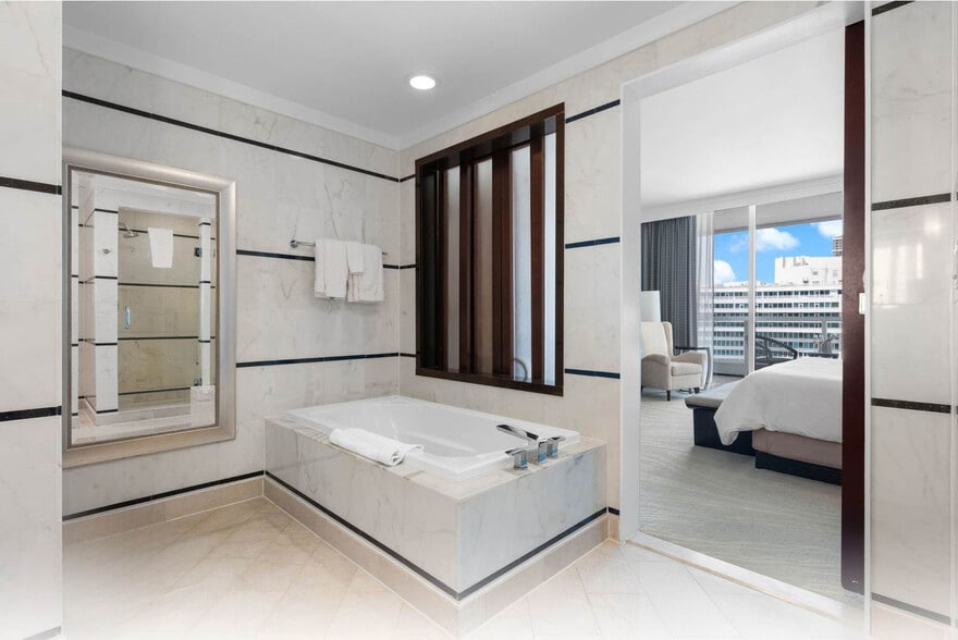 Building Photo - 4391 Collins Ave