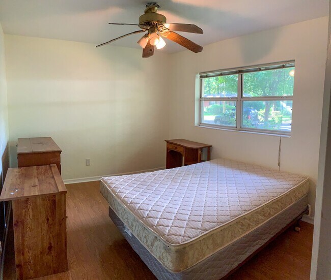 Building Photo - 3/2 House Walking Distance to UF & Law Sch...