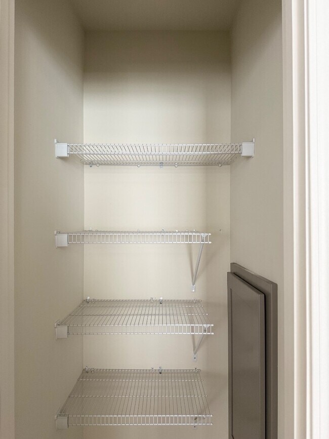 Building Photo - 4395 Ravenwood Park W