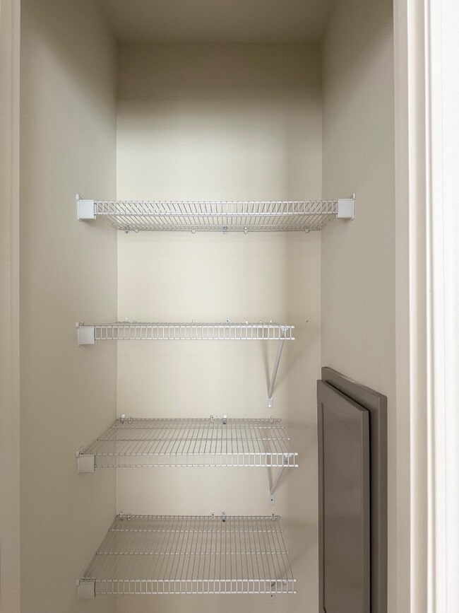 Building Photo - 4397 Ravenwood Park W