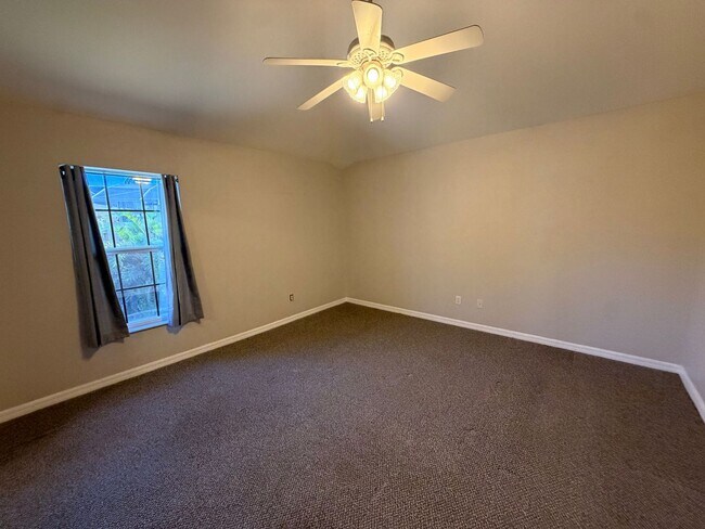 Building Photo - 527 Terrier Way
