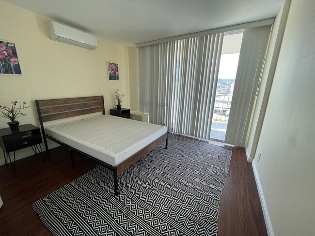 Building Photo - Skyline Living | Furnished 2-Bedroom with ...