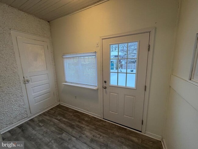 Building Photo - 1552 Delaware Ave