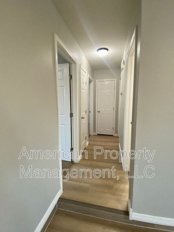 Building Photo - 1132 N Hickory Dr