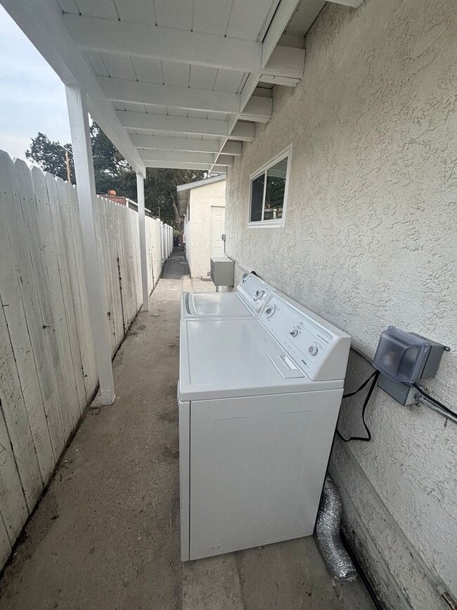 Building Photo - 8060 Kyle St