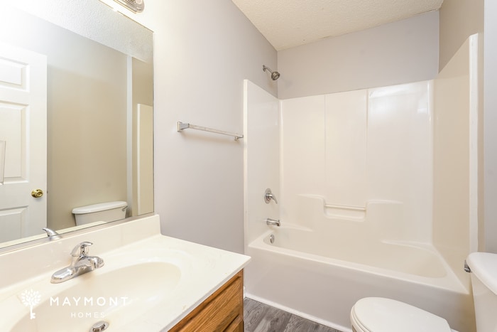 Building Photo - 1350 Woodruff Glen Dr