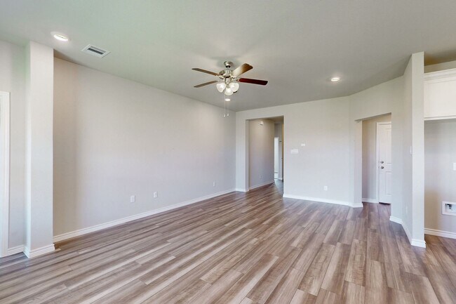 Building Photo - 3 Bedrom 2 bath with a 2 car garage in Sou...
