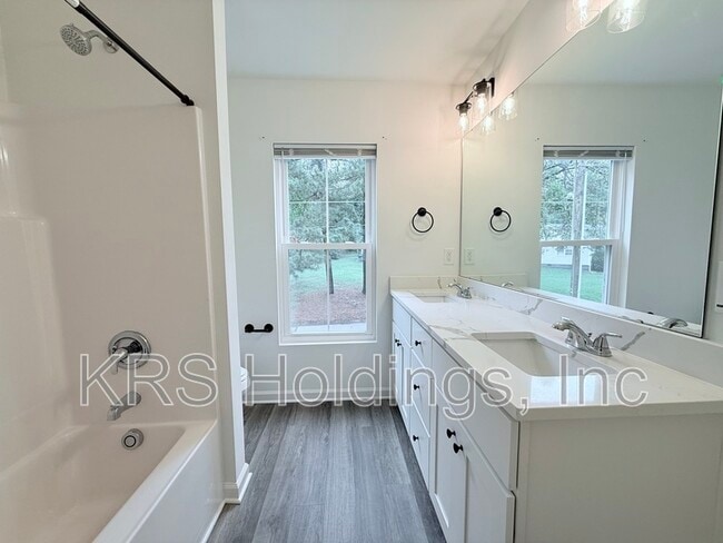 Building Photo - 1420 Maplewood Dr