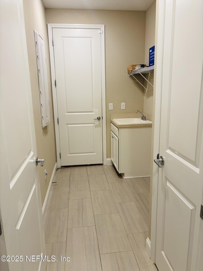 Building Photo - 380 Brybar Dr