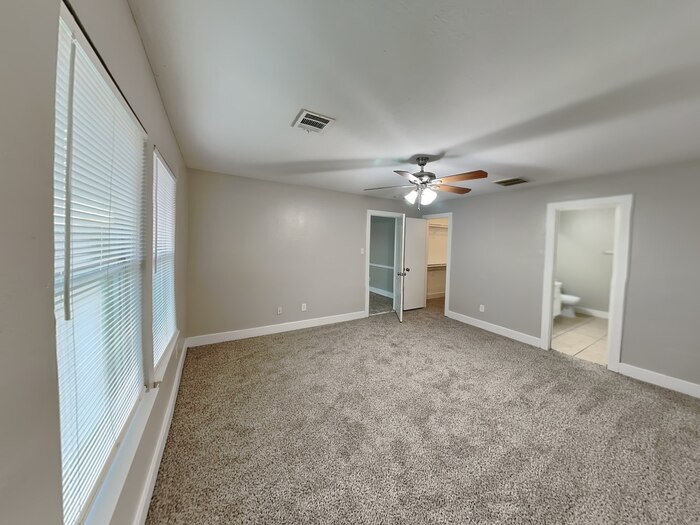 Building Photo - 430 Fishawk Way