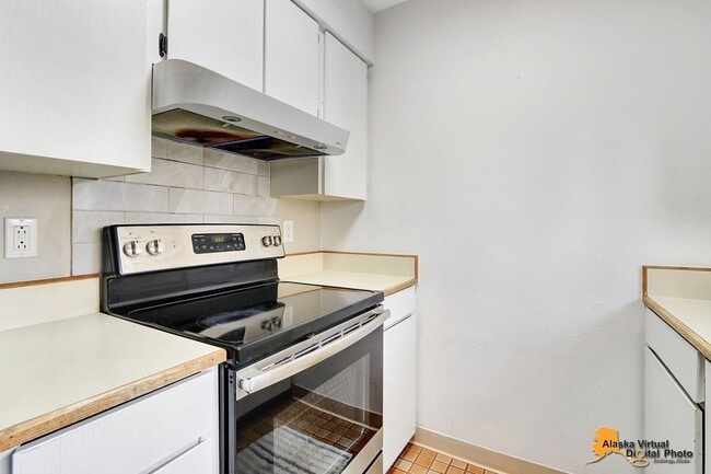 Building Photo - Top Floor End Unit Condo* Pet Friendly, Pr...