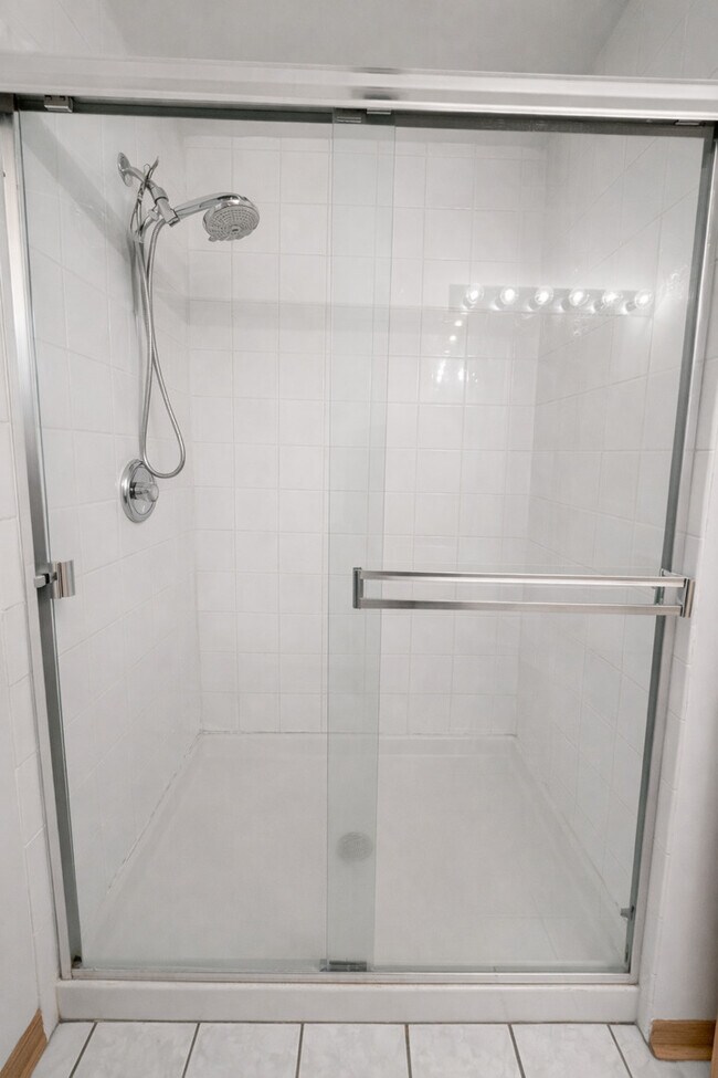 Building Photo - 4233 N Kenmore Ave