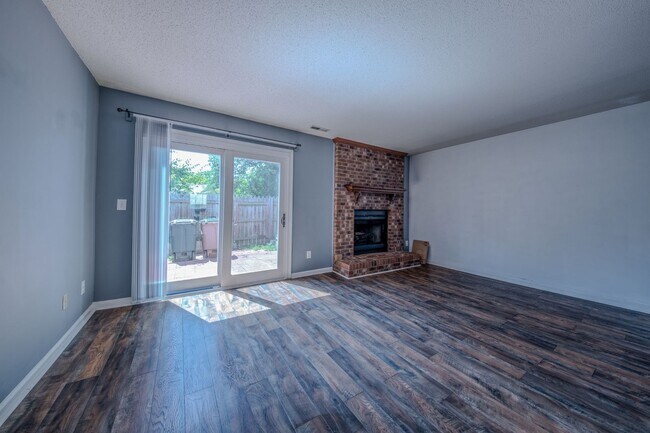 Building Photo - 907 Shelby Dr