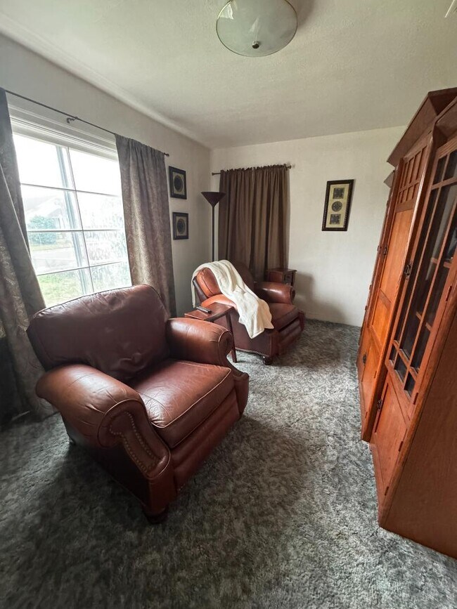 Building Photo - 406 Newtown St