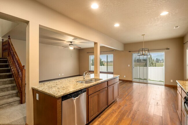 Building Photo - Great Location, Single Family Home, CDA, Pet Friendly