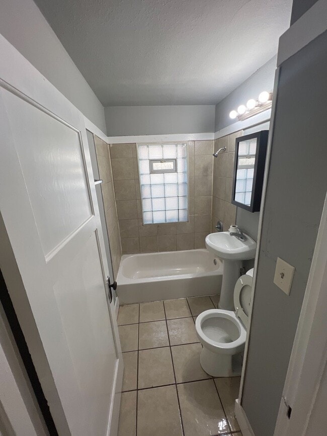 Primary Photo - 3843 N 24th Pl