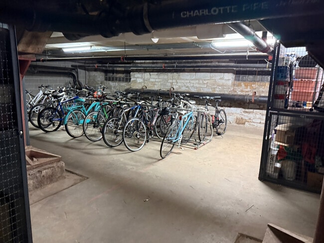 Building Photo - 1735 W Diversey Pkwy