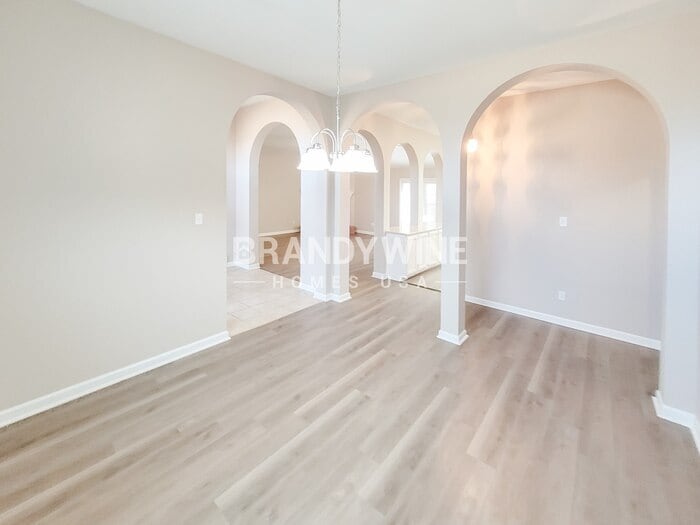 Building Photo - 8301 Meadow Vale Dr