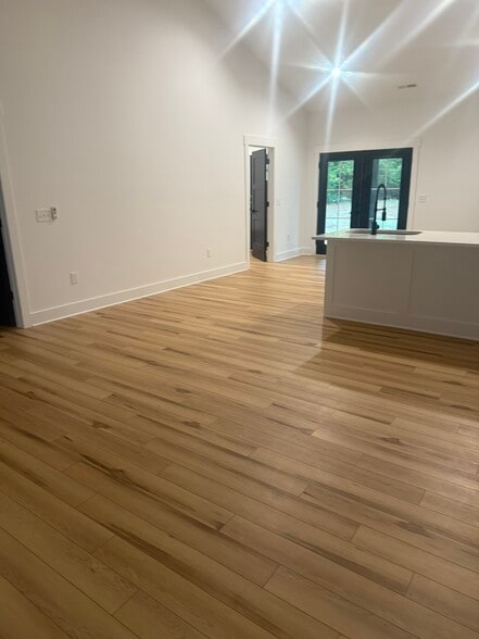 Building Photo - 420 Sloop St