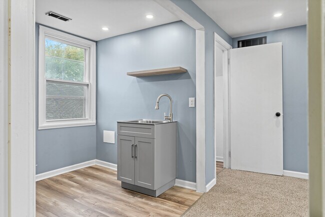 Building Photo - 2416 Sherry Rd