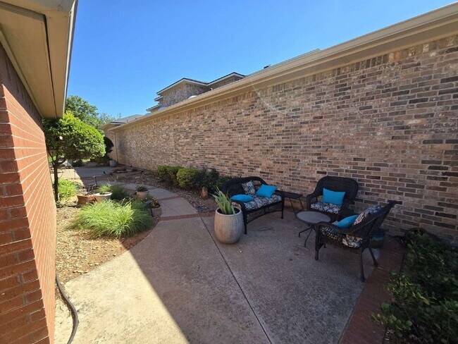 Building Photo - "Discover Spacious Comfort: 3-Bed, 2-Bath Gem on 77th Street (furnished)| Kingsgate