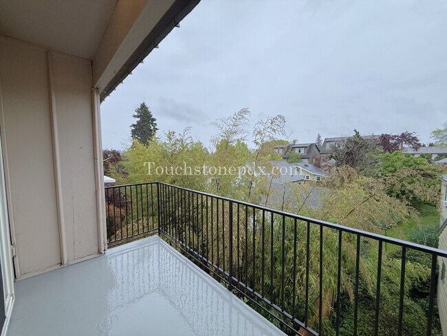 Building Photo - Updated 2 Bdrm Apartment with Balcony in Sellwood Moreland Neighborhood