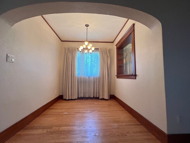 Building Photo - Fabulous 4 Bed 2 Bath One Story Craftsman ...