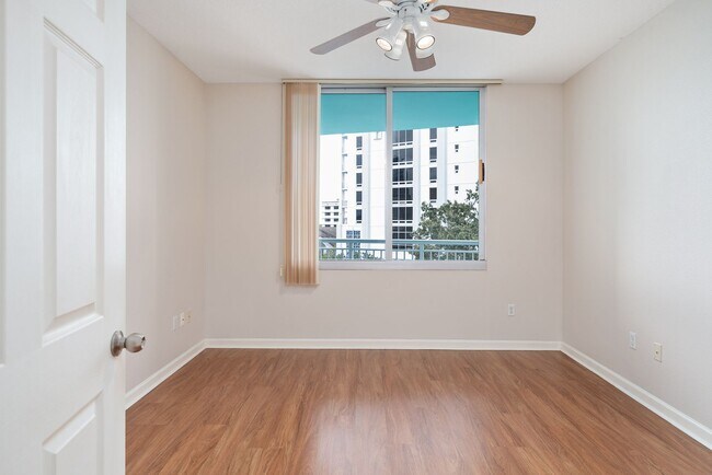 Building Photo - Downtown Orlando One Bedroom with Lake Eola View * * Modernized Waverly Condo