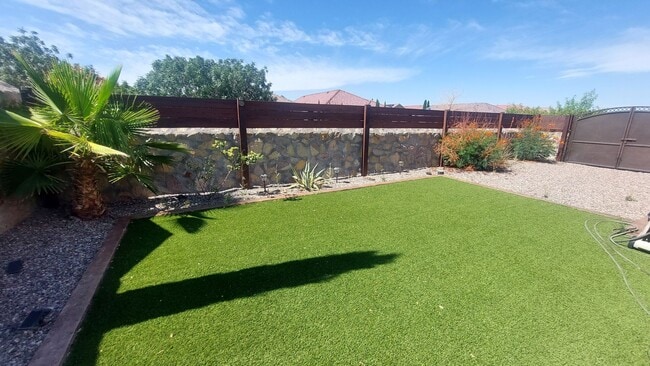 Building Photo - Backyard Oasis!!!  Beautiful 4 bedroom 2.5 bathroom 2 story home on corner lot!