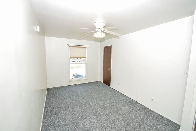 Building Photo - 2225 Yorktowne Dr
