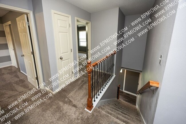 Building Photo - 900 SE Woodbine Dr