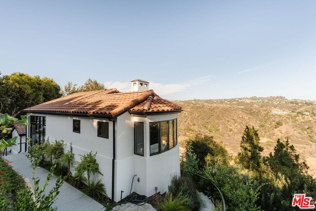 Building Photo - 1666 Summitridge Dr