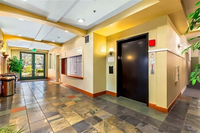 Building Photo - Penthouse condo in the ideal location in t...