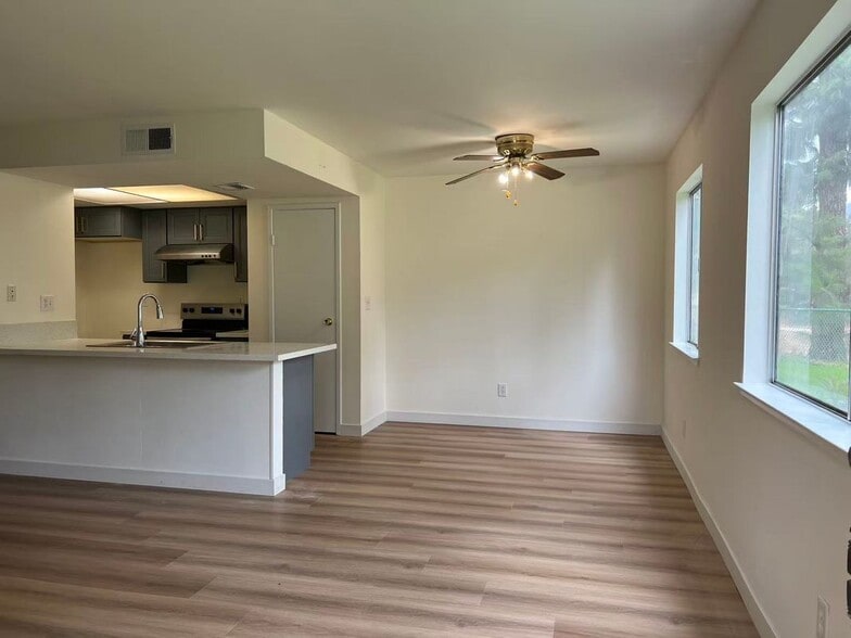 Building Photo - 967 W Calle Del Sol