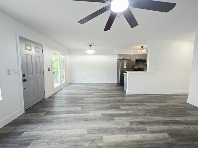 Building Photo - 1833 Plum Ct