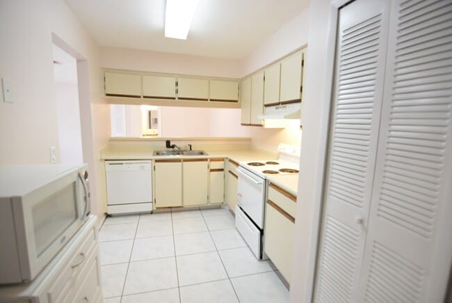 Building Photo - East Orlando 3/2 duplex. TILE FLOORS, Fresh paint, community pool!