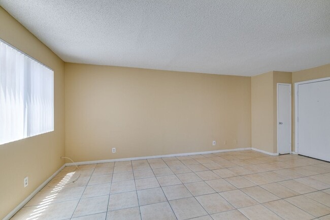 Building Photo - Cozy 2BR/2BA in Spring Valley Near the Strip
