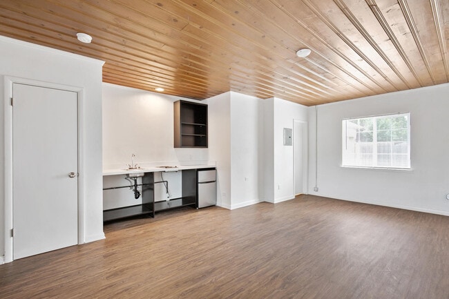 Building Photo - 8600 E Colfax Ave