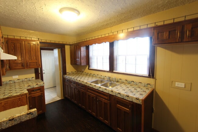 Building Photo - 1605 4th Terrace W